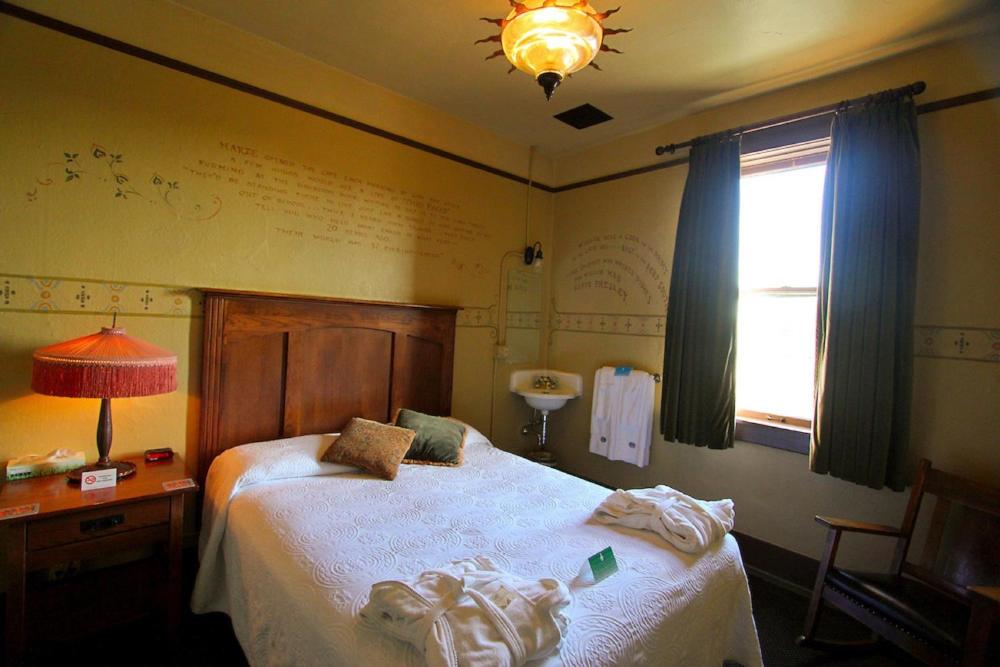 Queen Room interior