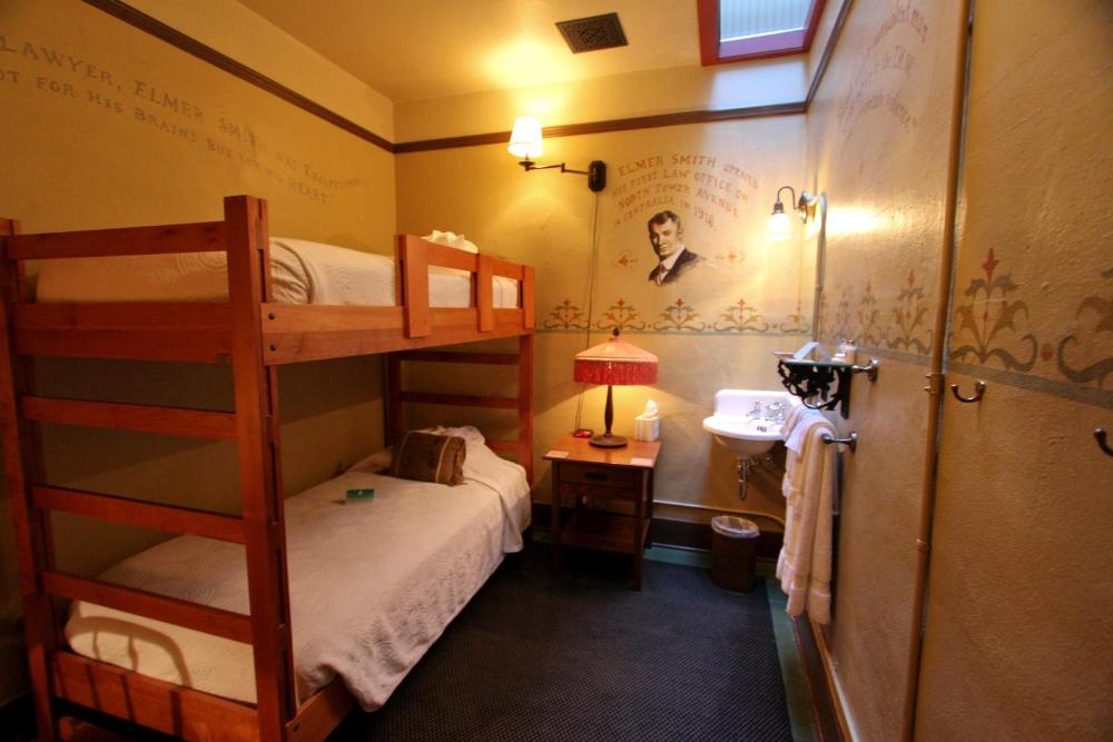 Standard Twin Room interior